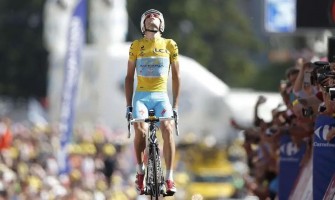 Il ciclista italiano Vincenzo Nibali si ritira Il ciclista italiano Vincenzo Nibali si ritira